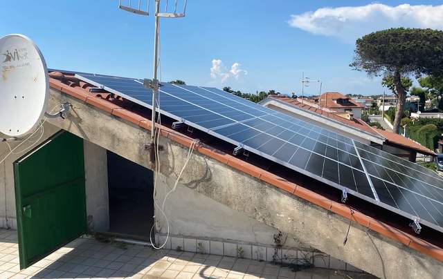 Impianto fotovoltaico fotografato da un cliente Energy4You nella recensione