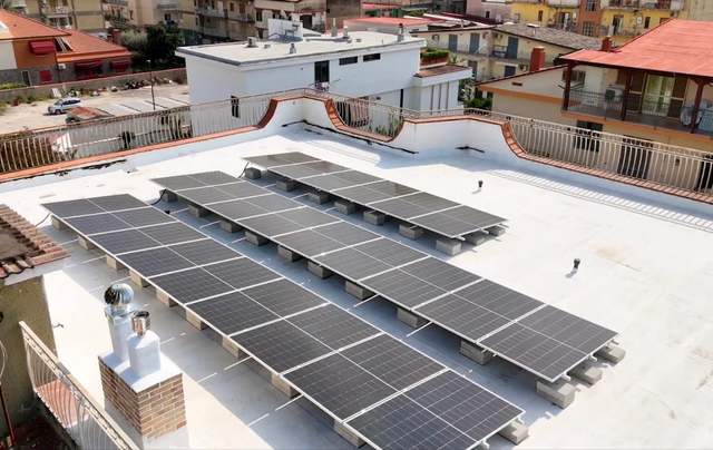 Impianto fotovoltaico fotografato da un cliente Energy4You nella recensione