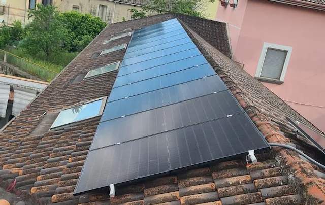 Impianto fotovoltaico fotografato da un cliente Energy4You nella recensione